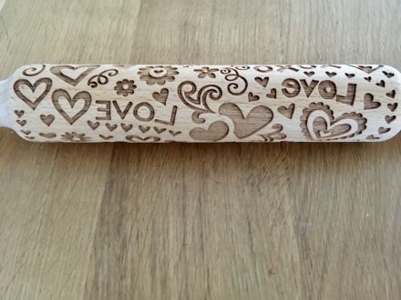 Dřevěný váleček s nápisy love a se srdíčky