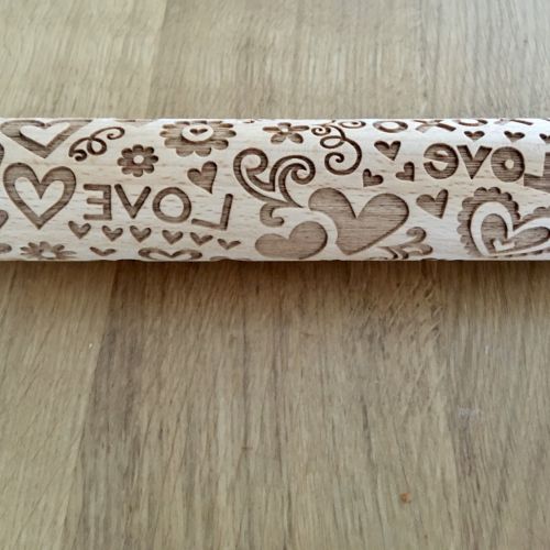  Dřevěný váleček s nápisy love a se srdíčky